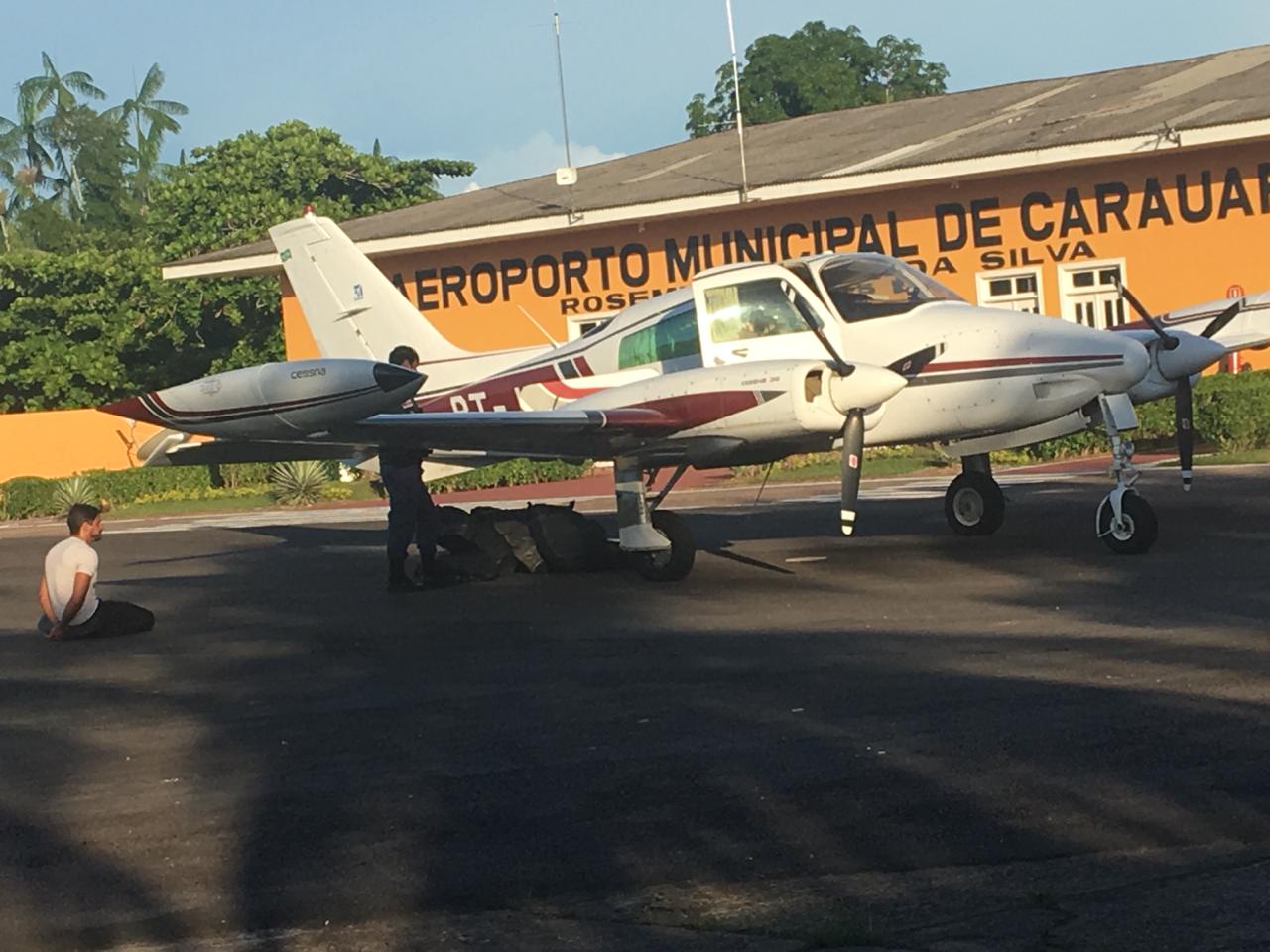 400kg de cocaína são apreendidos em avião que vinha do Peru, em Carauari 400kg de cocaína são apreendidos em avião que vinha do Peru, em Carauari