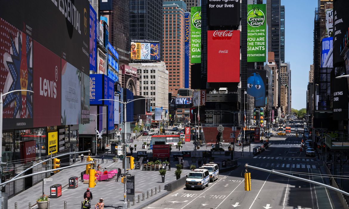 Escolas p&uacute;blicas de Nova York interrompem aulas presenciais com alta de Covid-19