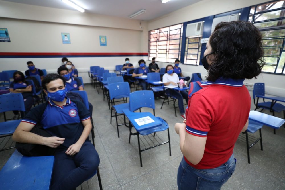 50 mil alunos de 12 municípios retornam com aulas presenciais na segunda-feira 50 mil alunos de 12 municípios retornam com aulas presenciais na segunda-feira