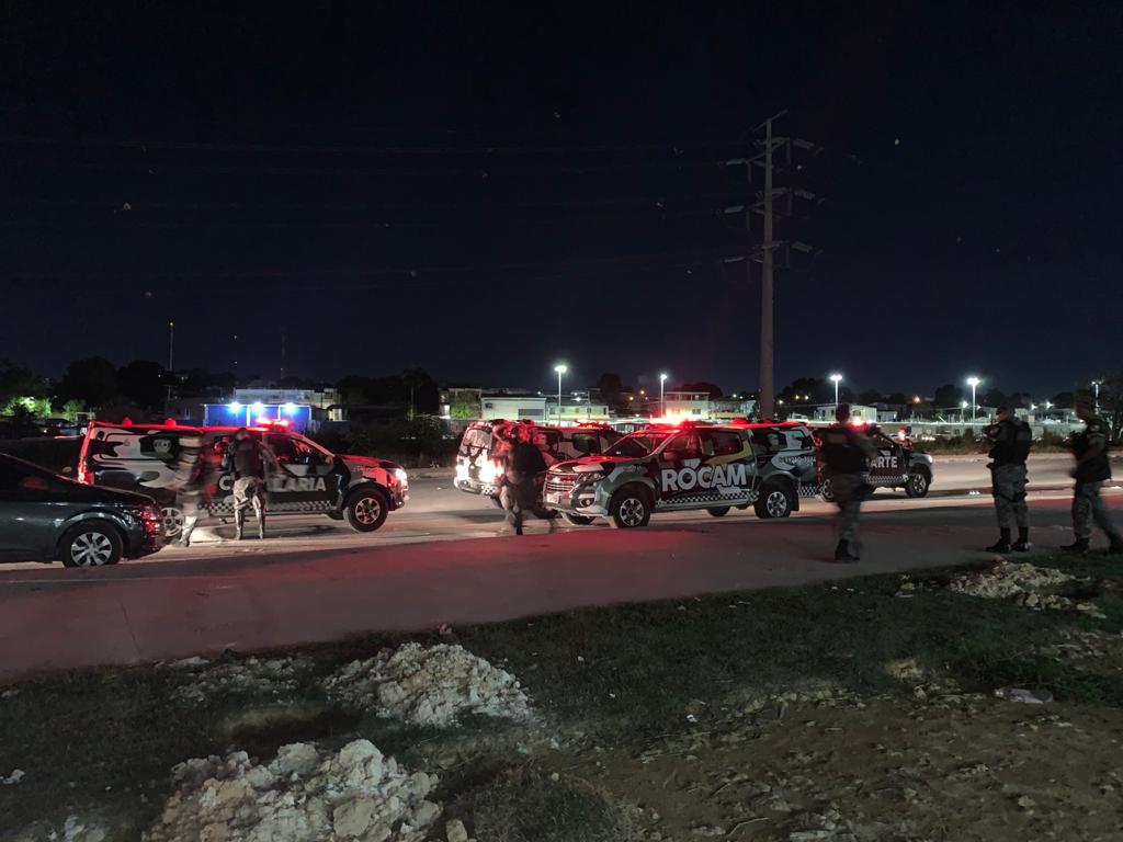 Festa com paredões de som é fechada pela polícia no meio de avenida, desafiando pandemia Festa com paredões de som é fechada pela polícia no meio de avenida, desafiando pandemia