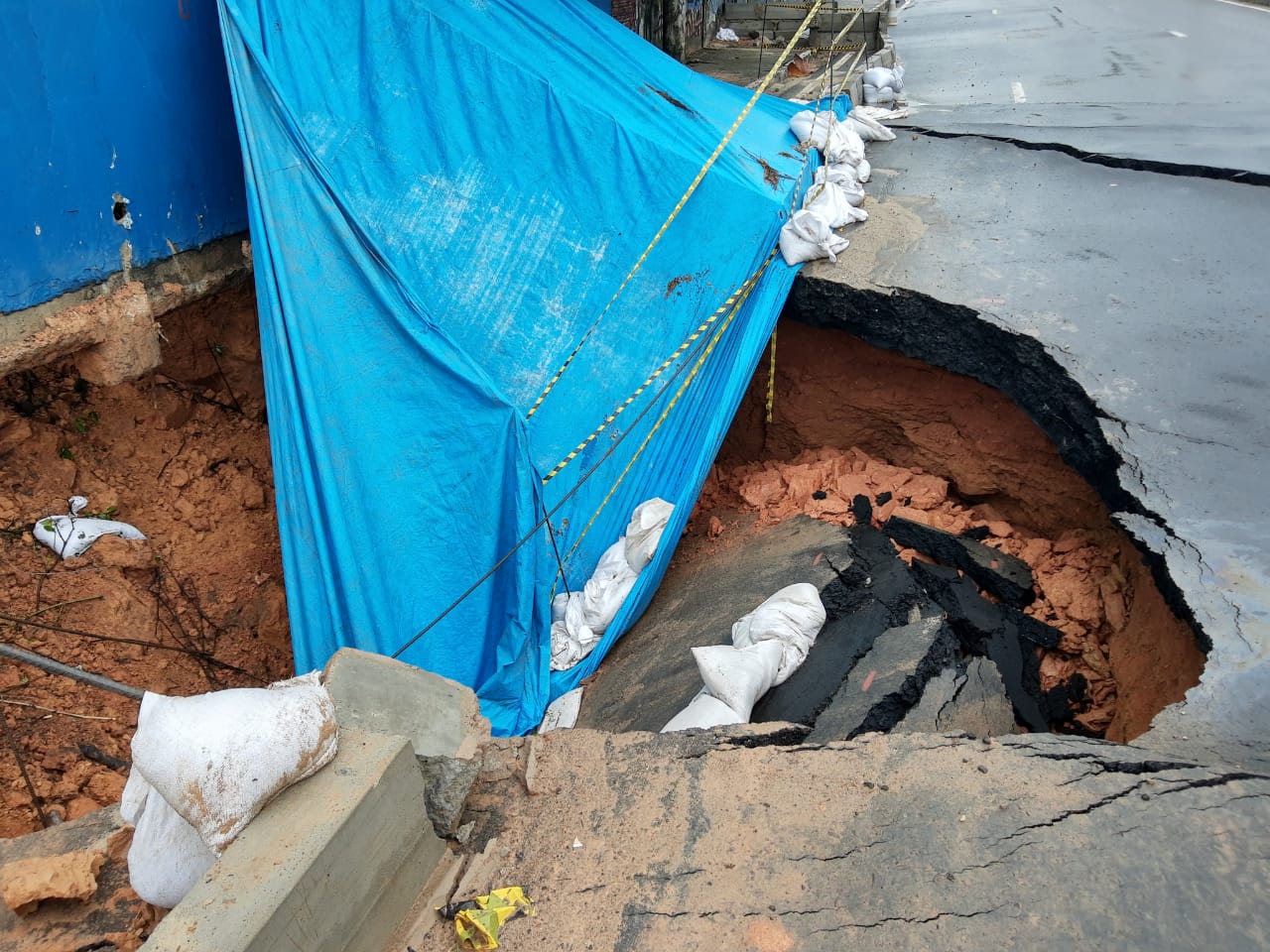Avenida Mario Ypiranga rompe, no sentido bairro, e tr&acirc;nsito &eacute; parcialmente interrompido
