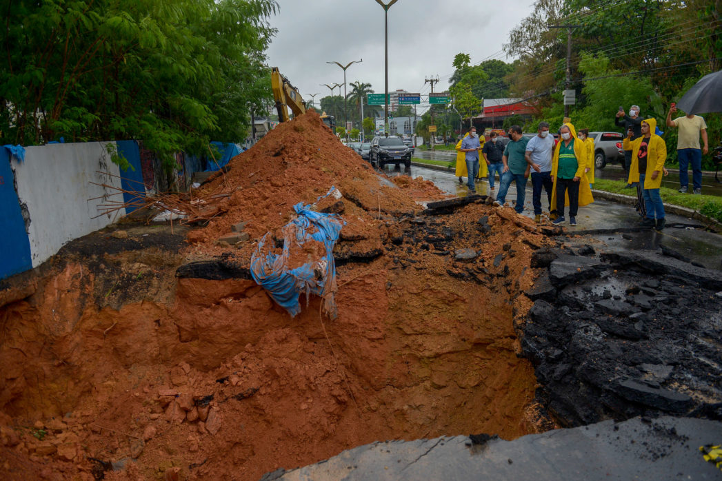 'Vamos dar solução definitiva', diz prefeito ao vistoriar obra emergencial na avenida Mário Ypiranga 'Vamos dar solução definitiva', diz prefeito ao vistoriar obra emergencial na avenida Mário Ypiranga