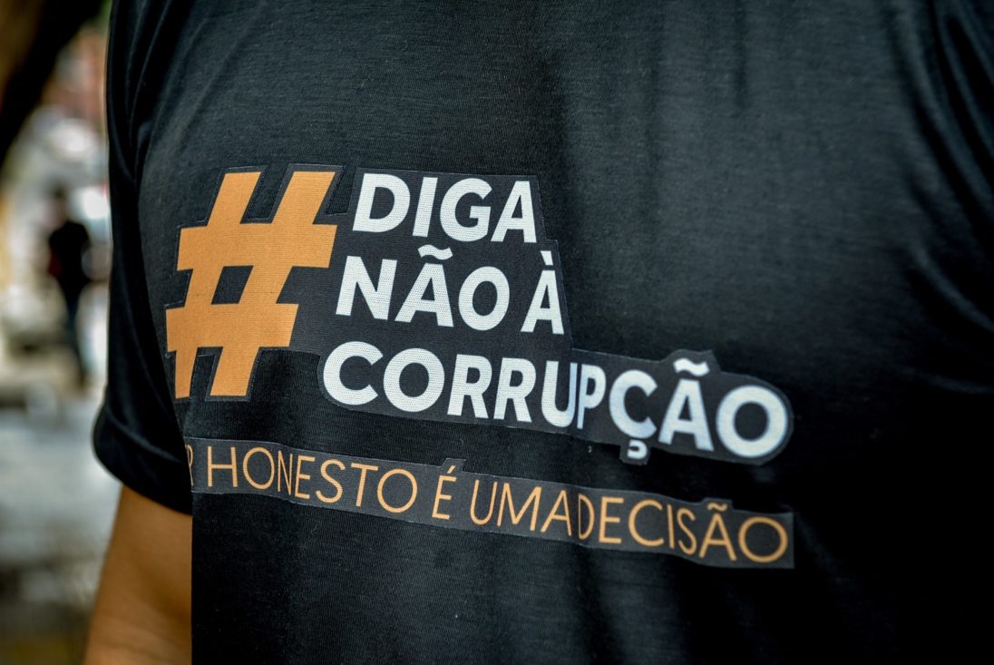Delegacia de Combate à Corrupção faz campanha de conscientização em lojas do Centro Delegacia de Combate à Corrupção faz campanha de conscientização em lojas do Centro