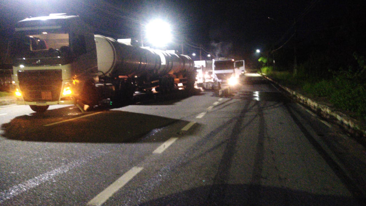 Grave acidente com caminhões transportando diesel derrama combustível nas Torres Grave acidente com caminhões transportando diesel derrama combustível nas Torres