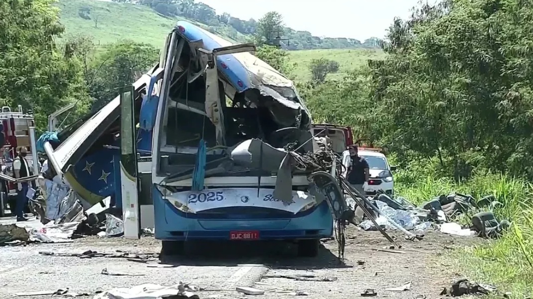 Acidente com ônibus e caminhão deixa 41 mortos no interior de São Paulo Acidente com ônibus e caminhão deixa 41 mortos no interior de São Paulo