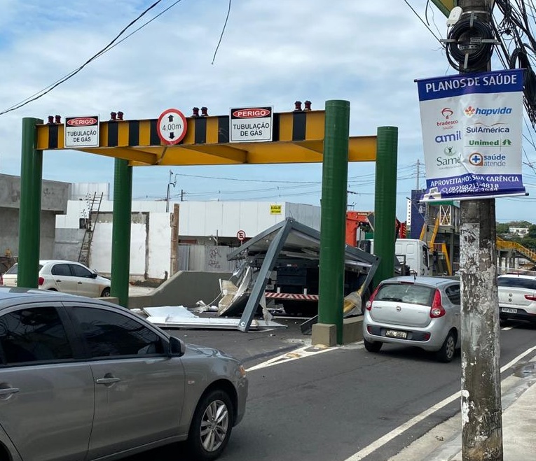 Caminh&atilde;o munk bate em limitador da passagem de n&iacute;vel e complica tr&acirc;nsito entre Jo&atilde;o Val&eacute;rio e S&atilde;o Jorge