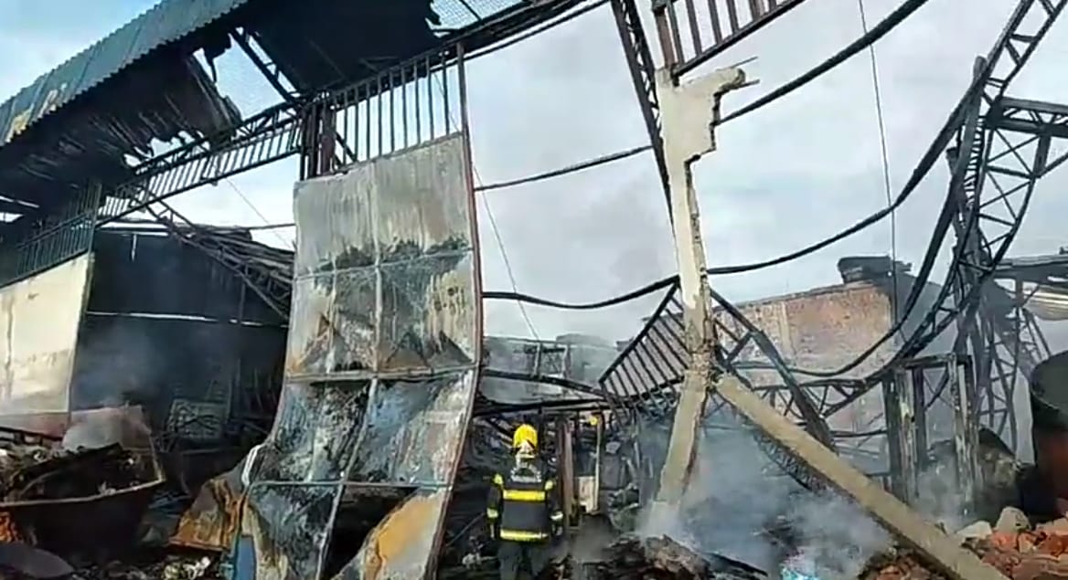 Incêndio de grande proporção destrói depósito de recicláveis e deixa homem ferido no Armando Mendes Incêndio de grande proporção destrói depósito de recicláveis e deixa homem ferido no Armando Mendes