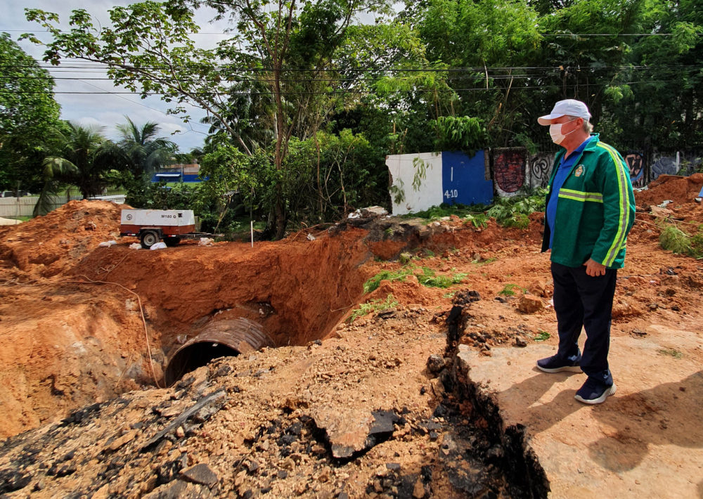 Prefeito estima fim dos trabalhos em 20 dias na Mário Ypiranga e pede compreensão Prefeito estima fim dos trabalhos em 20 dias na Mário Ypiranga e pede compreensão