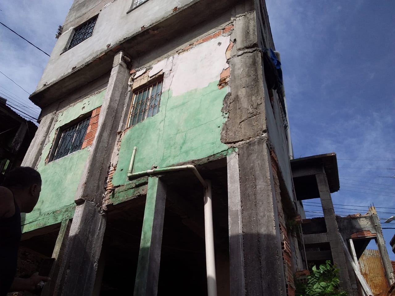 Prefeitura atende ocorrência com risco de desabamento na zona Sul Prefeitura atende ocorrência com risco de desabamento na zona Sul