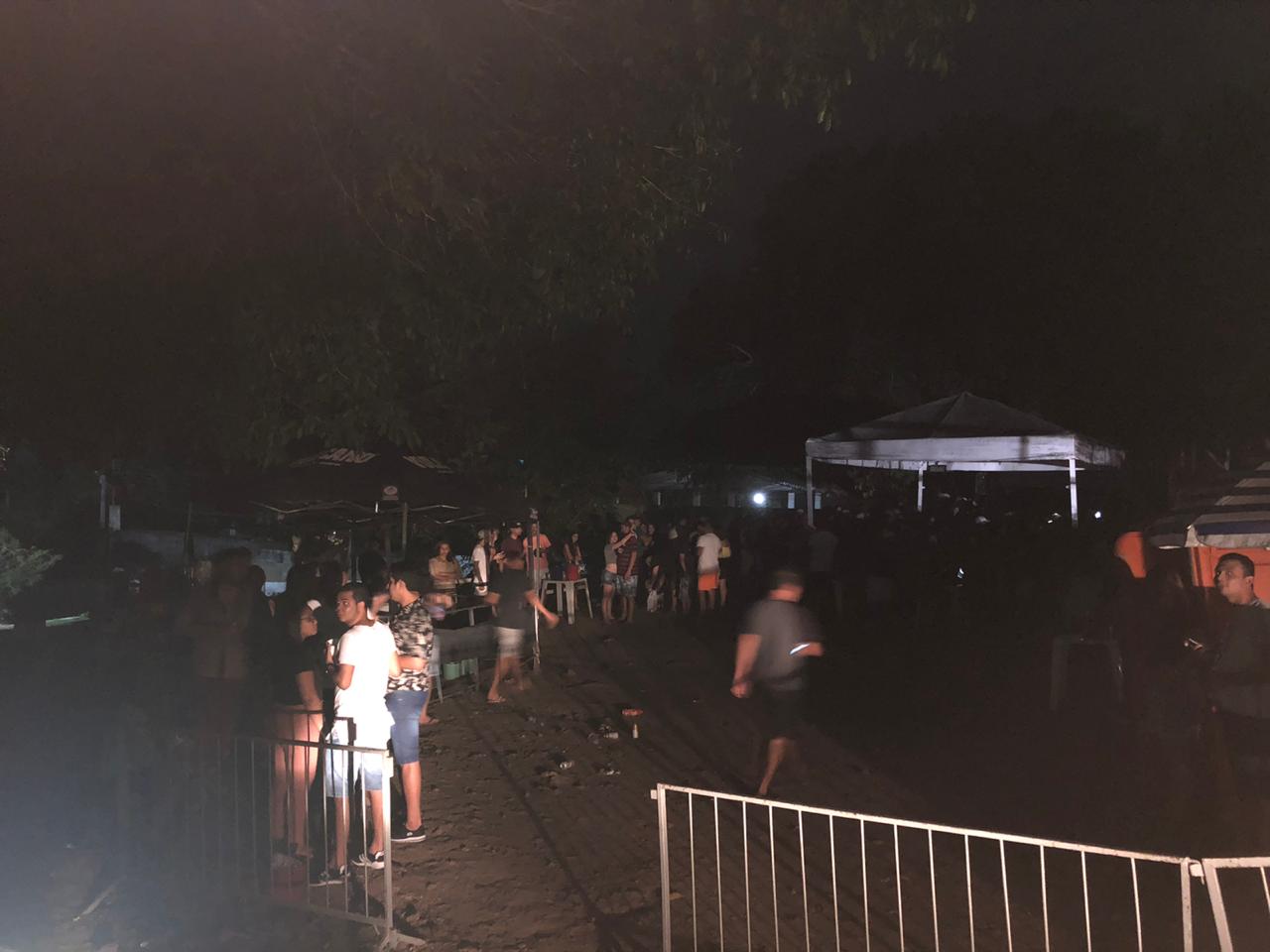 Festa clandestina na Praia Dourada com quase mil pessoas &eacute; fechada na madrugada