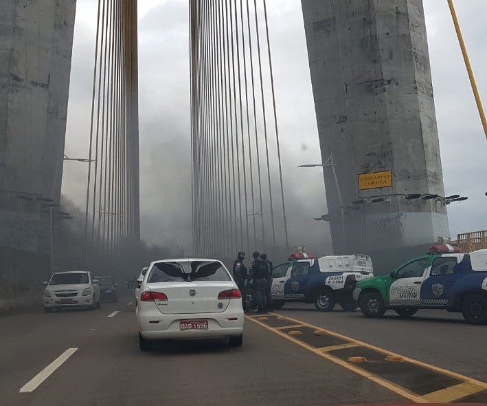 Carro pega fogo no meio da ponte Phelippe Daou. Veja fotos e v&iacute;deo
