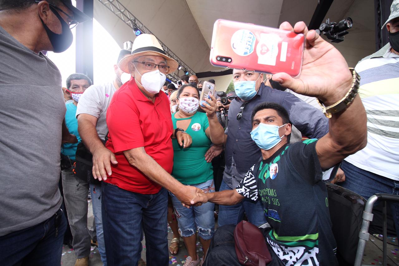 Amazonino agradece os 440 mil votos e parabeniza David Almeida pela vitória Amazonino agradece os 440 mil votos e parabeniza David Almeida pela vitória