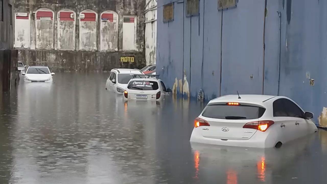 Chuva alaga estacionamento no Centro e deixa carros submersos. Veja v&iacute;deo