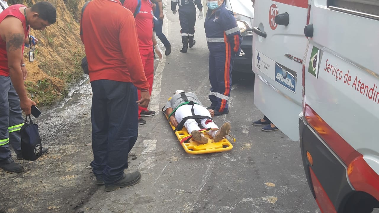 Passageiros ficam feridos após ônibus bater em barranco na Torquato Tapajós. Veja fotos Passageiros ficam feridos após ônibus bater em barranco na Torquato Tapajós. Veja fotos
