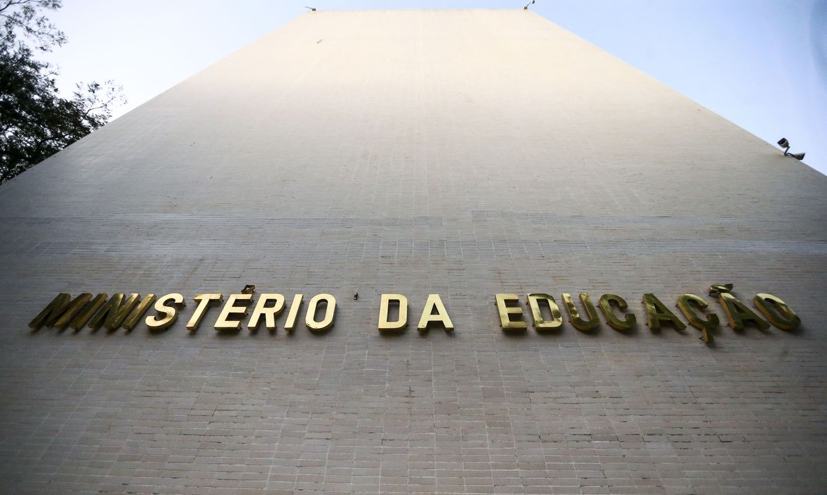 MEC determina volta às aulas presenciais a partir de janeiro MEC determina volta às aulas presenciais a partir de janeiro
