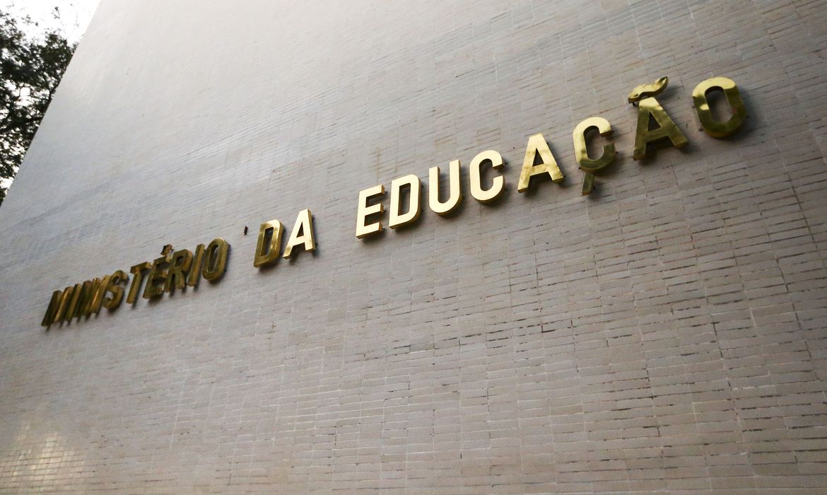 MEC muda para 1º de março aulas presenciais nas universidades federais MEC muda para 1º de março aulas presenciais nas universidades federais