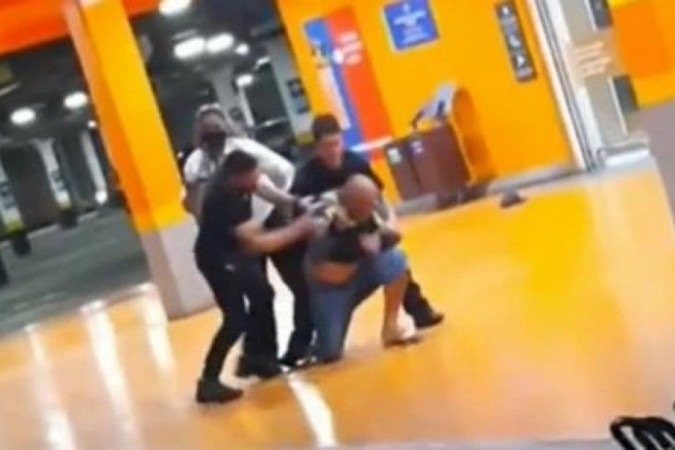 Polícia indicia 6 pessoas pela morte de autônomo negro em loja do Carrefour Polícia indicia 6 pessoas pela morte de autônomo negro em loja do Carrefour