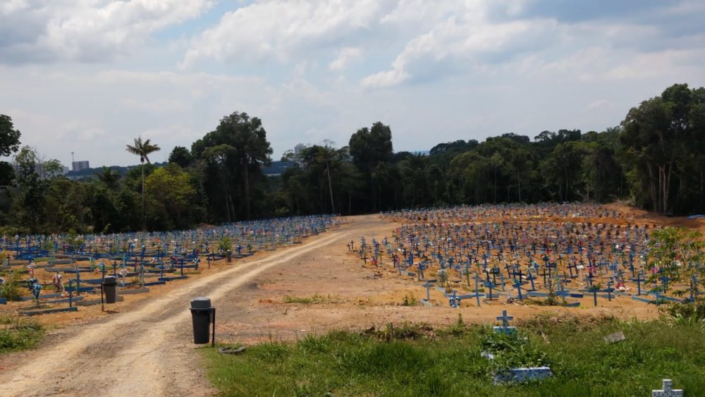 Pastor volta a cemitério, após enfrentar auge da pandemia, e fica impressionado com o que viu Pastor volta a cemitério, após enfrentar auge da pandemia, e fica impressionado com o que viu