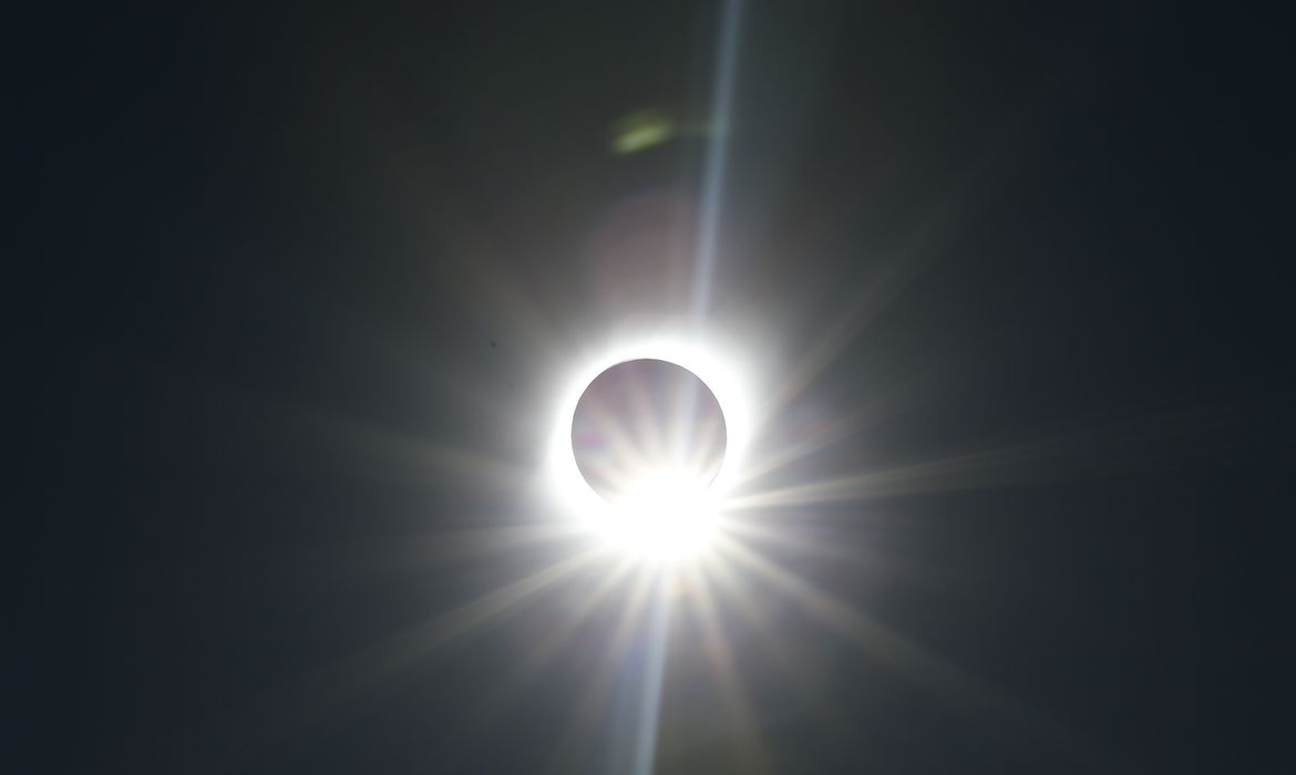 Brasil terá eclipse solar parcial hoje, entre meio-dia e 15h Brasil terá eclipse solar parcial hoje, entre meio-dia e 15h