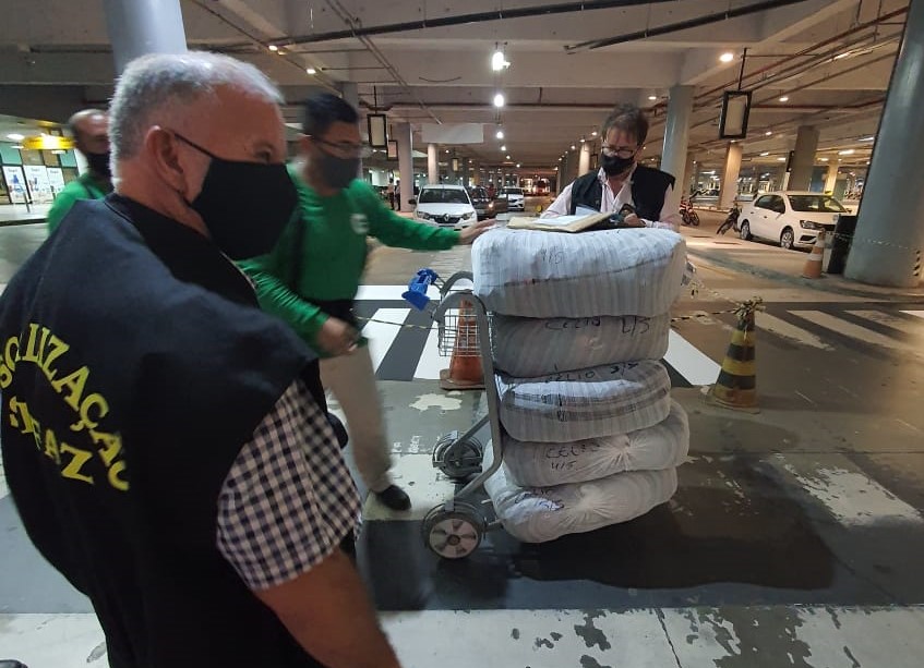 Sefaz-AM apreende grande carregamento de fardos de roupa com suspeita de sonegação no aeroporto Sefaz-AM apreende grande carregamento de fardos de roupa com suspeita de sonegação no aeroporto
