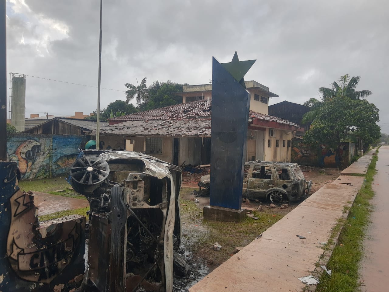 Veja fotos e vídeo da destruição em delegacia após revolta popular por morte de criança Veja fotos e vídeo da destruição em delegacia após revolta popular por morte de criança