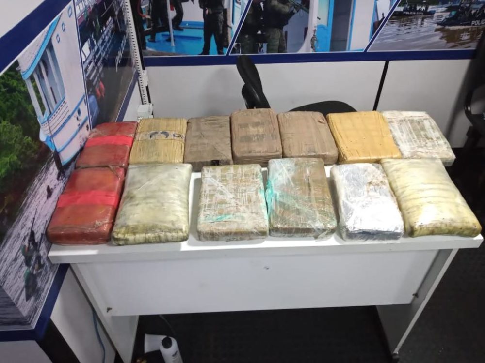Com 14kg de maconha avaliados em R$ 140 mil, mulher &eacute; presa na Base Arp&atilde;o