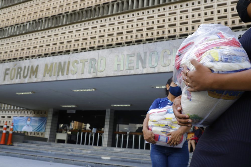 TJAM distribui cestas básicas às mulheres vítimas de violência doméstica e familiar TJAM distribui cestas básicas às mulheres vítimas de violência doméstica e familiar