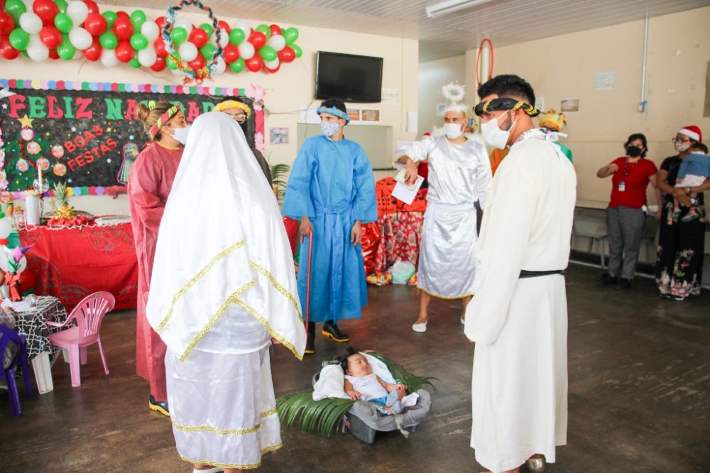 Refugiados venezuelanos ganham festa de Natal no abrigo do Coroado Refugiados venezuelanos ganham festa de Natal no abrigo do Coroado