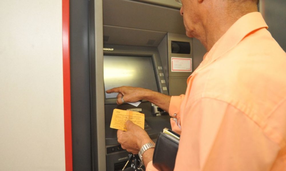 Bancos abrem de manhã na véspera do Natal por 2h Bancos abrem de manhã na véspera do Natal por 2h