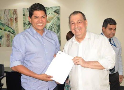 Bi Garcia assina convênio de R$ 60 milhões para construção de muro de arrimo em Parintins Bi Garcia assina convênio de R$ 60 milhões para construção de muro de arrimo em Parintins