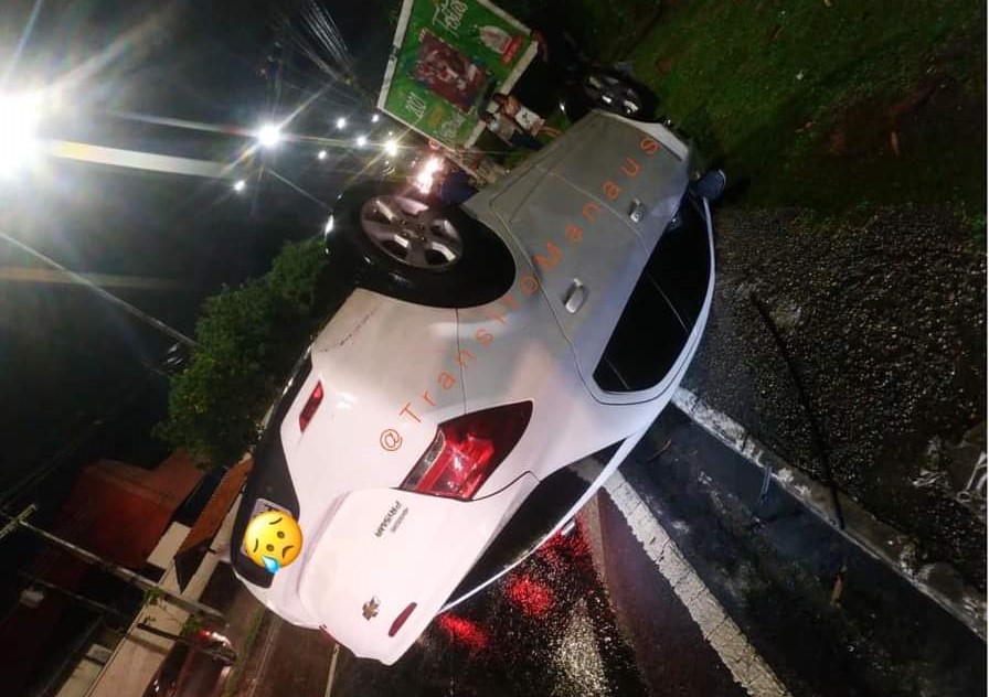 Durante chuva, carro bate na André Araújo e capota; em outro acidente, veículo entra em box de lanche Durante chuva, carro bate na André Araújo e capota; em outro acidente, veículo entra em box de lanche