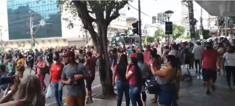 Manifestantes fecham &aacute;rea do Centro em protesto contra fechamento do com&eacute;rcio
