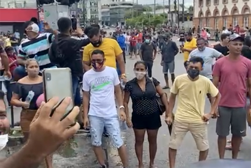 Manifestantes versus pol&iacute;cia no Centro