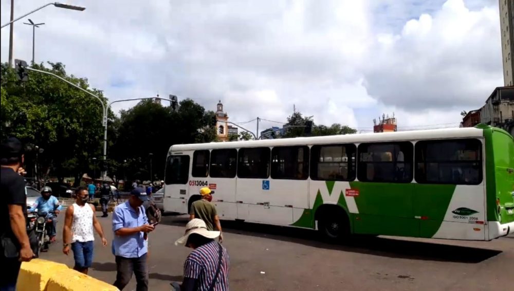 Ônibus param por causa de tumulto no Centro e órgãos desmentem greve Ônibus param por causa de tumulto no Centro e órgãos desmentem greve