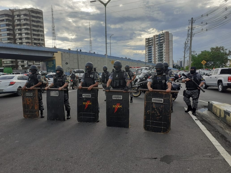 Manifestantes param trânsito na Ephigênio Salles e PM interdita acesso à via. Veja fotos e vídeos Manifestantes param trânsito na Ephigênio Salles e PM interdita acesso à via. Veja fotos e vídeos