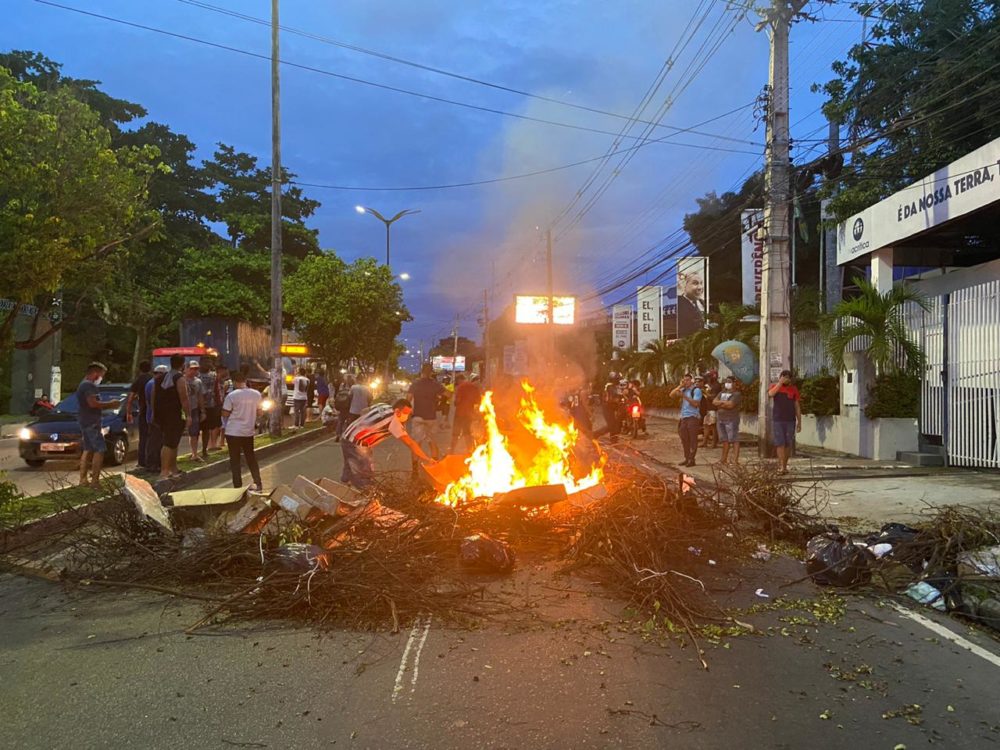 Manifestantes incendeiam pneus e fazem barricada em frente à TV A Crítica Manifestantes incendeiam pneus e fazem barricada em frente à TV A Crítica