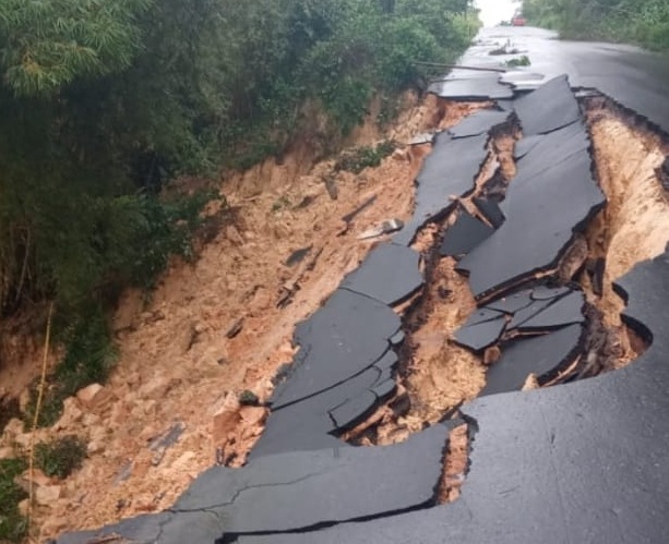 Deslizamento e erosão abrem cratera na AM-010; Seinfra envia equipe à rodovia Deslizamento e erosão abrem cratera na AM-010; Seinfra envia equipe à rodovia