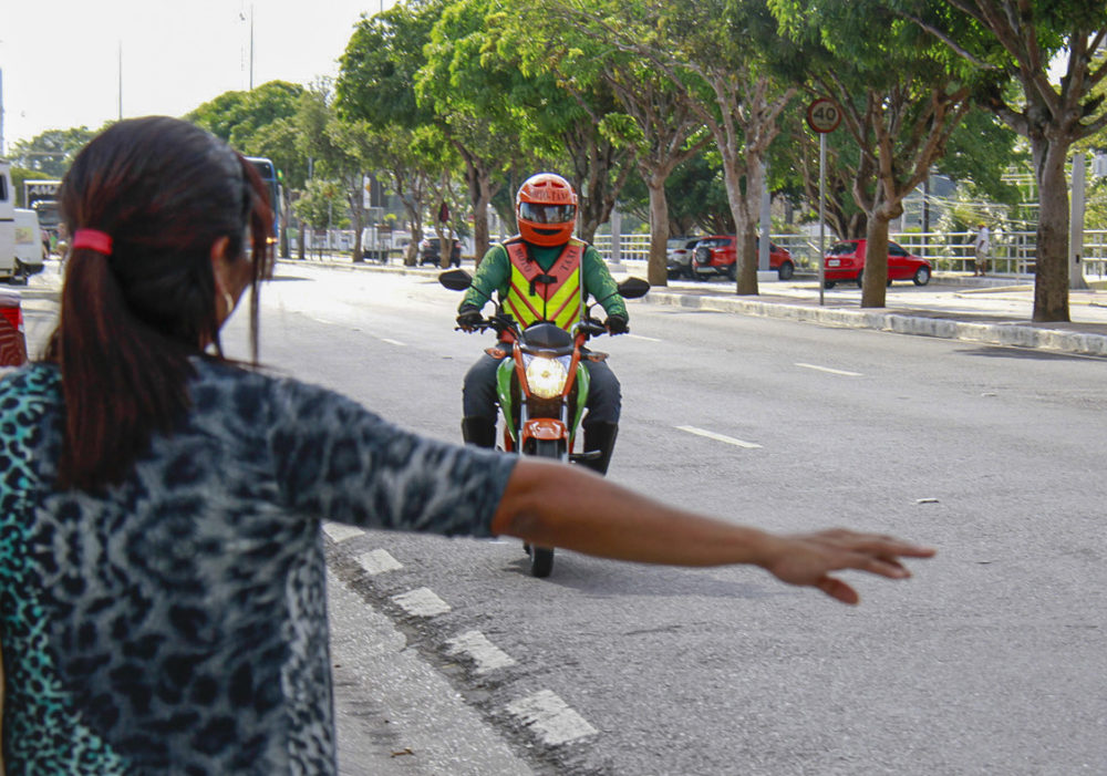 Arthur Neto sanciona lei que reduz taxas para mototaxistas de Manaus