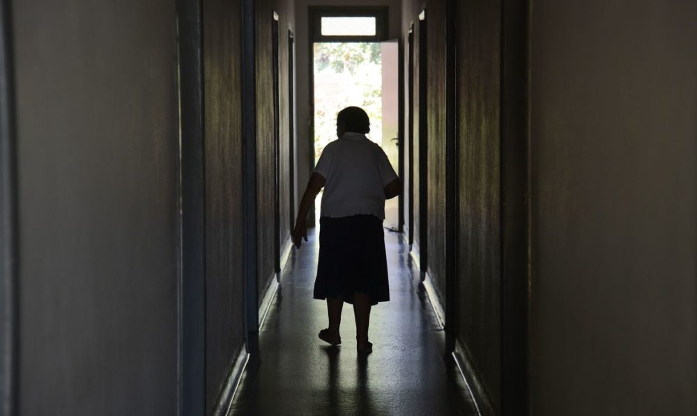 RJ: surto de Covid-19 contamina 49 pessoas e mata 4 em asilo RJ: surto de Covid-19 contamina 49 pessoas e mata 4 em asilo