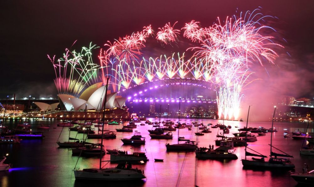 Fogos de artif&iacute;cio explodem no alto de ruas vazias, na Austr&aacute;lia