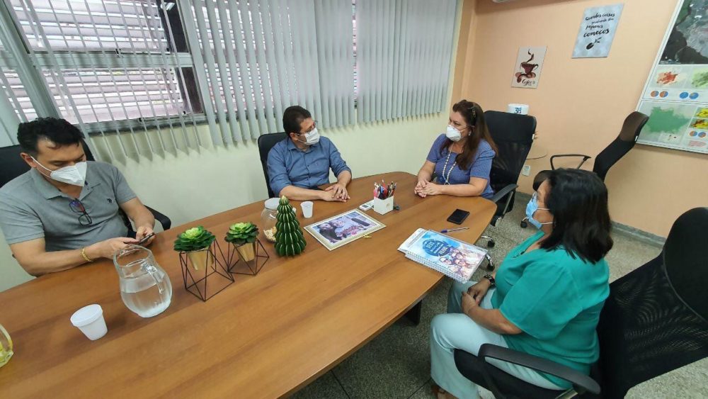 Futura secret&aacute;ria de Sa&uacute;de de Manaus discute estrat&eacute;gia contra pandemia com secret&aacute;rio estadual