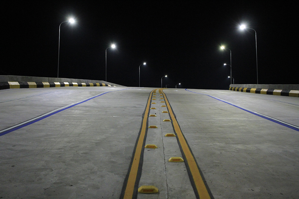 Viaduto fechou por falta de divisor central e sinalização de trânsito Viaduto fechou por falta de divisor central e sinalização de trânsito