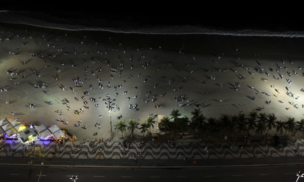 Sem festa oficial, Praia de Copacabana fica vazia na noite da virada Sem festa oficial, Praia de Copacabana fica vazia na noite da virada