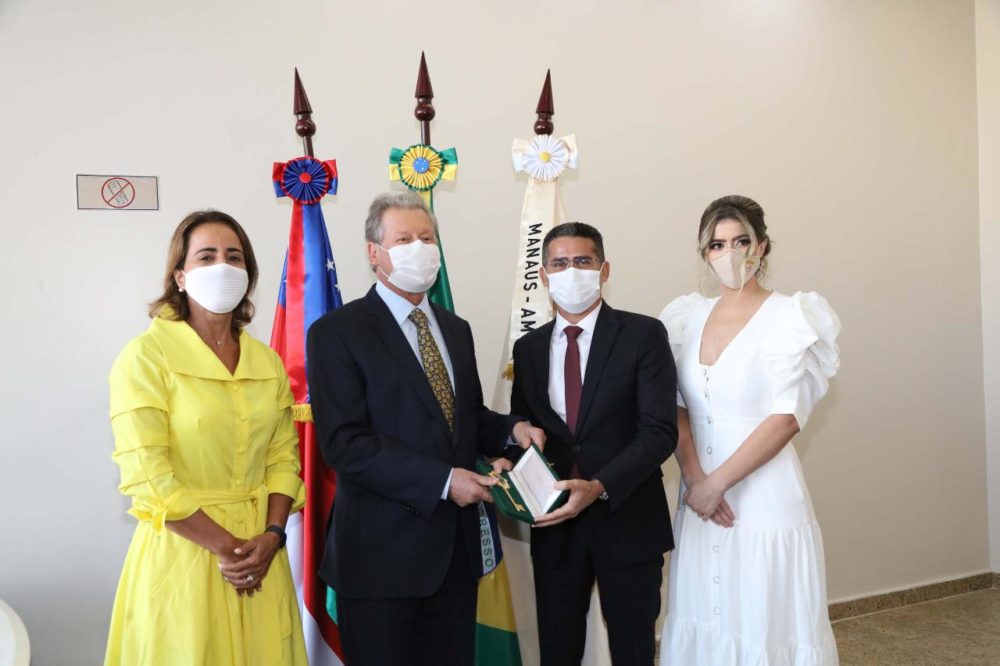 &ldquo;Fez-se a democracia mais uma vez&rsquo;, diz Arthur Virg&iacute;lio ao entregar chave da cidade ao seu sucessor na Prefeitura de Manaus