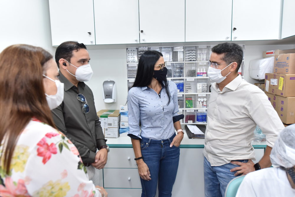 Prefeito entrega 3 novas UBSs Móveis exclusivas para ampliar combate à pandemia Prefeito entrega 3 novas UBSs Móveis exclusivas para ampliar combate à pandemia