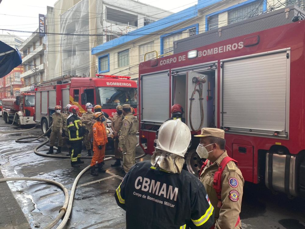 Incêndio atinge depósito de sapataria no Centro. Veja fotos e vídeos Incêndio atinge depósito de sapataria no Centro. Veja fotos e vídeos