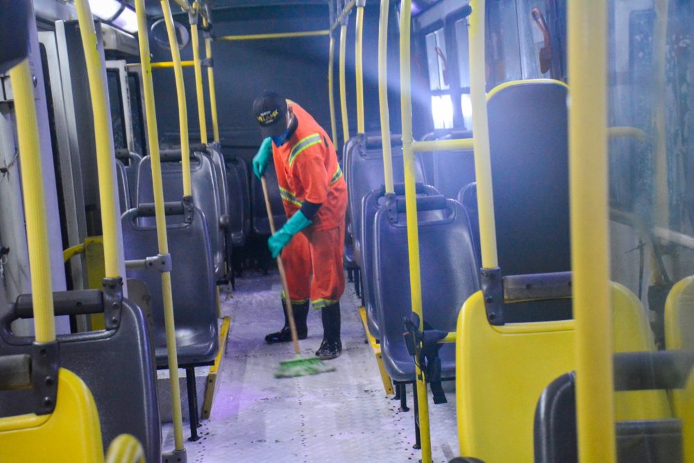 Garagens de ônibus passam por 'pente fino' para verificar limpeza dos veículos Garagens de ônibus passam por 'pente fino' para verificar limpeza dos veículos