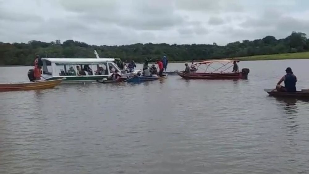 Corpos de homens desaparecidos no rio após raio são resgatados por moradores Corpos de homens desaparecidos no rio após raio são resgatados por moradores