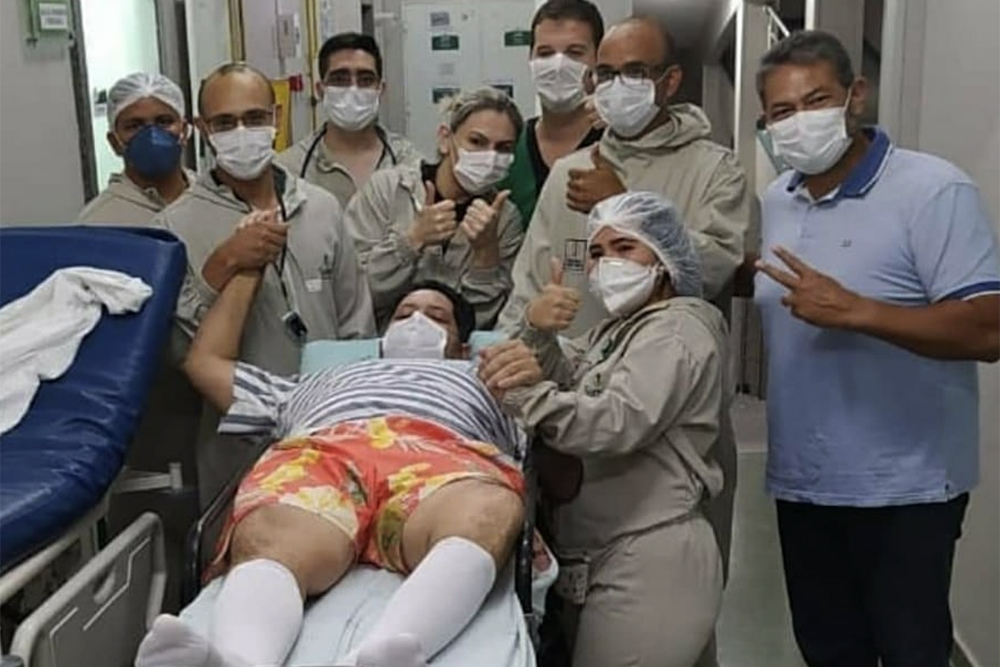 EXCLUSIVO Cantor que sofreu traqueostomia EXCLUSIVO Cantor que sofreu traqueostomia