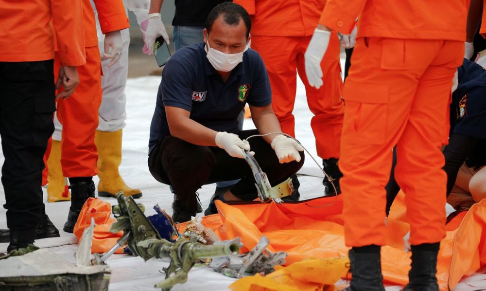 Encontrados corpos e destroços do Boeing 737 que caiu na Indonésia Encontrados corpos e destroços do Boeing 737 que caiu na Indonésia